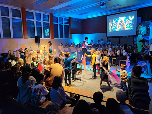 tanzende Kinder vor der Musikkapelle