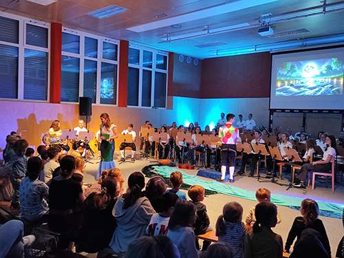 Musikkapelle mit Moderatorin Birgitta Dirisamer
