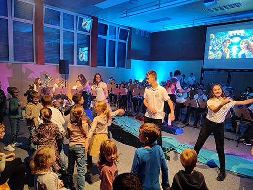 gemeinsamer Tanz von Musikern & Kindern