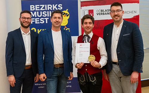 Kapellmeister Florian Stieglbauer mit der Jury