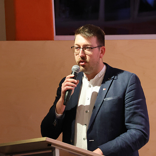 Bezirkskapellmeister Florian Möseneder nahm die Ehrungen vor.